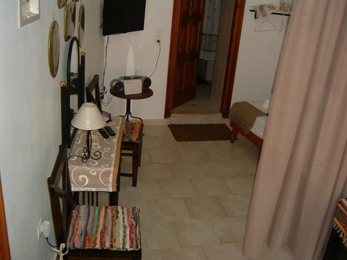 Yiayia'S Home Chalki Town Eksteriør billede