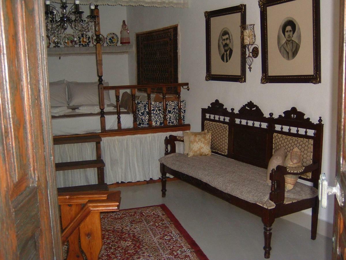Yiayia'S Home Chalki Town Eksteriør billede