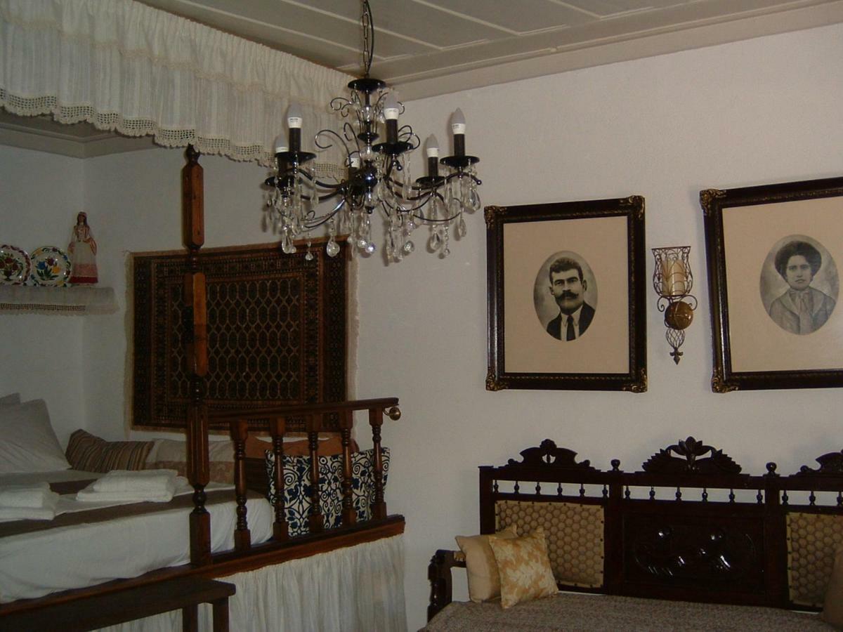 Yiayia'S Home Chalki Town Eksteriør billede