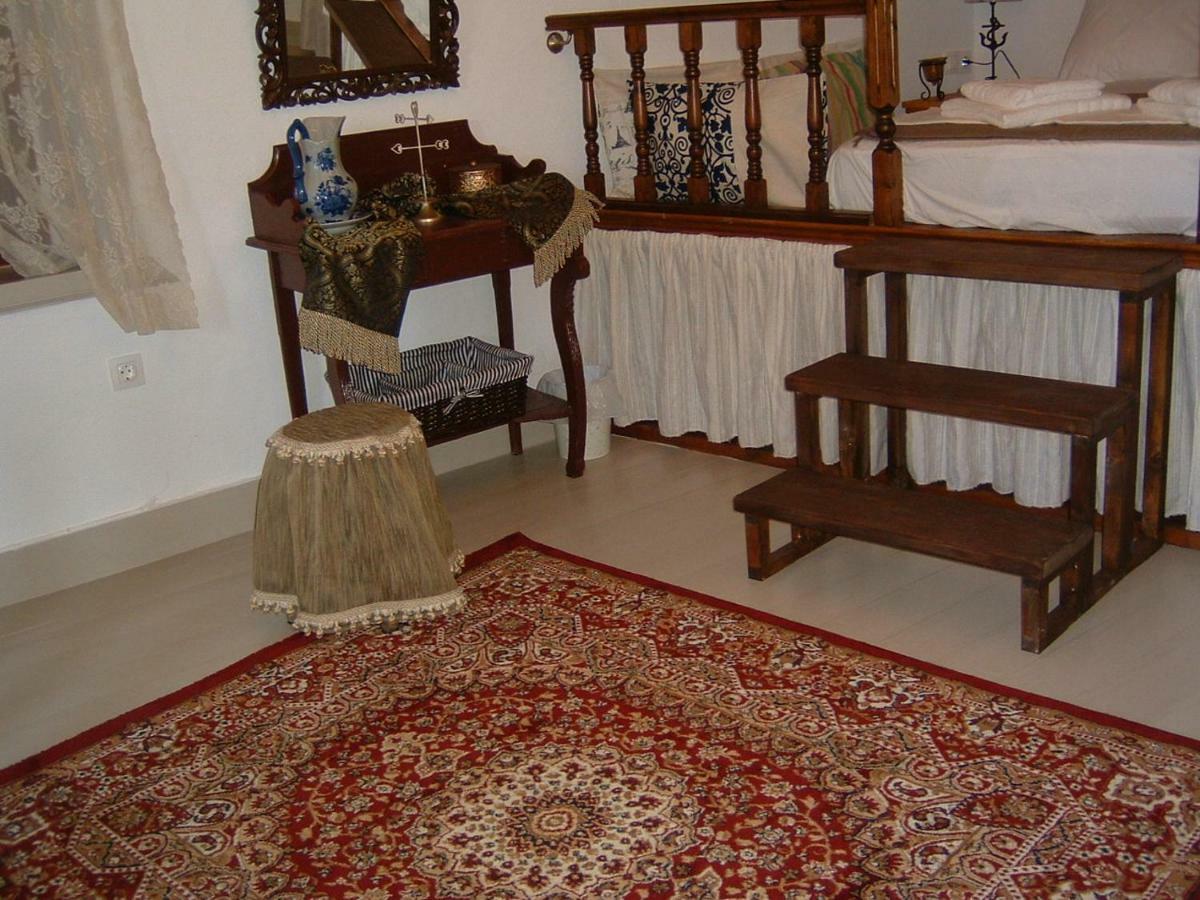 Yiayia'S Home Chalki Town Eksteriør billede