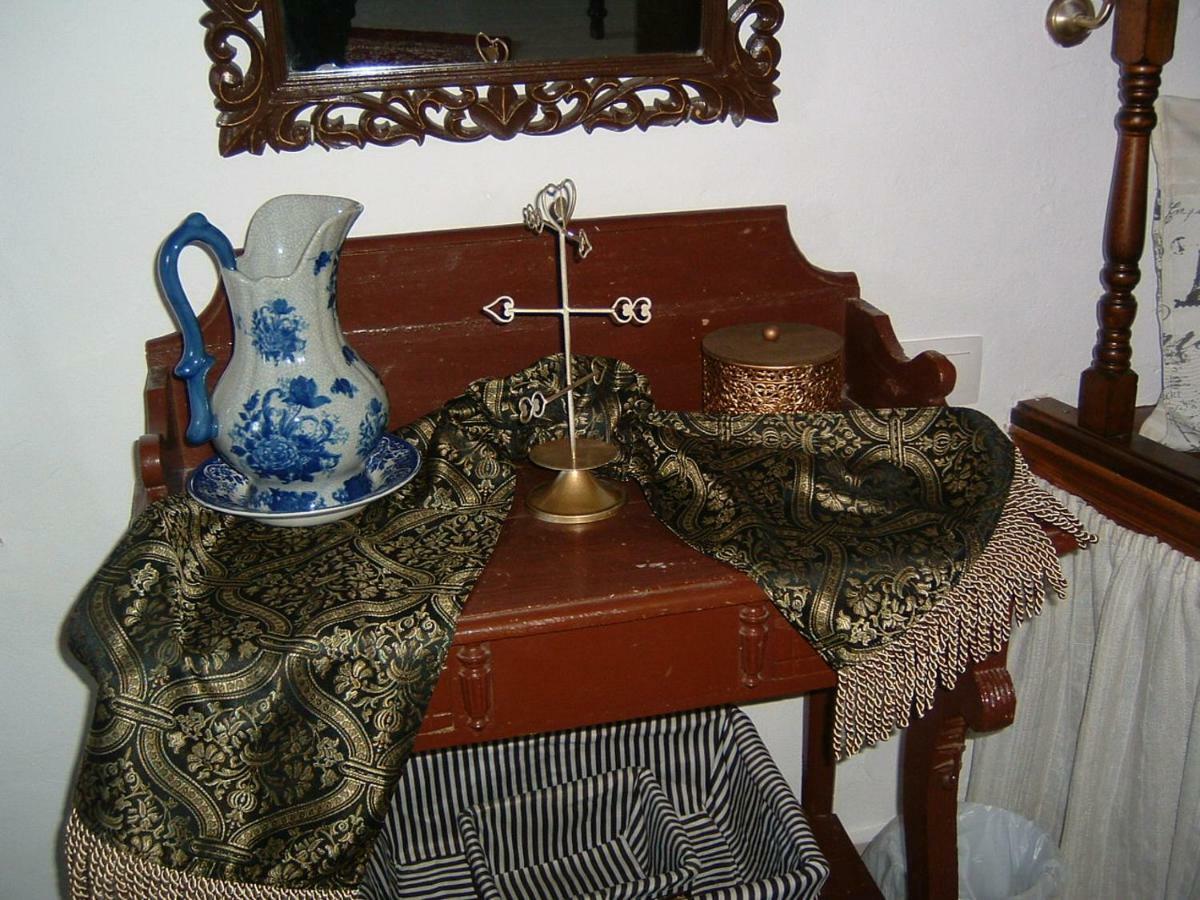 Yiayia'S Home Chalki Town Eksteriør billede
