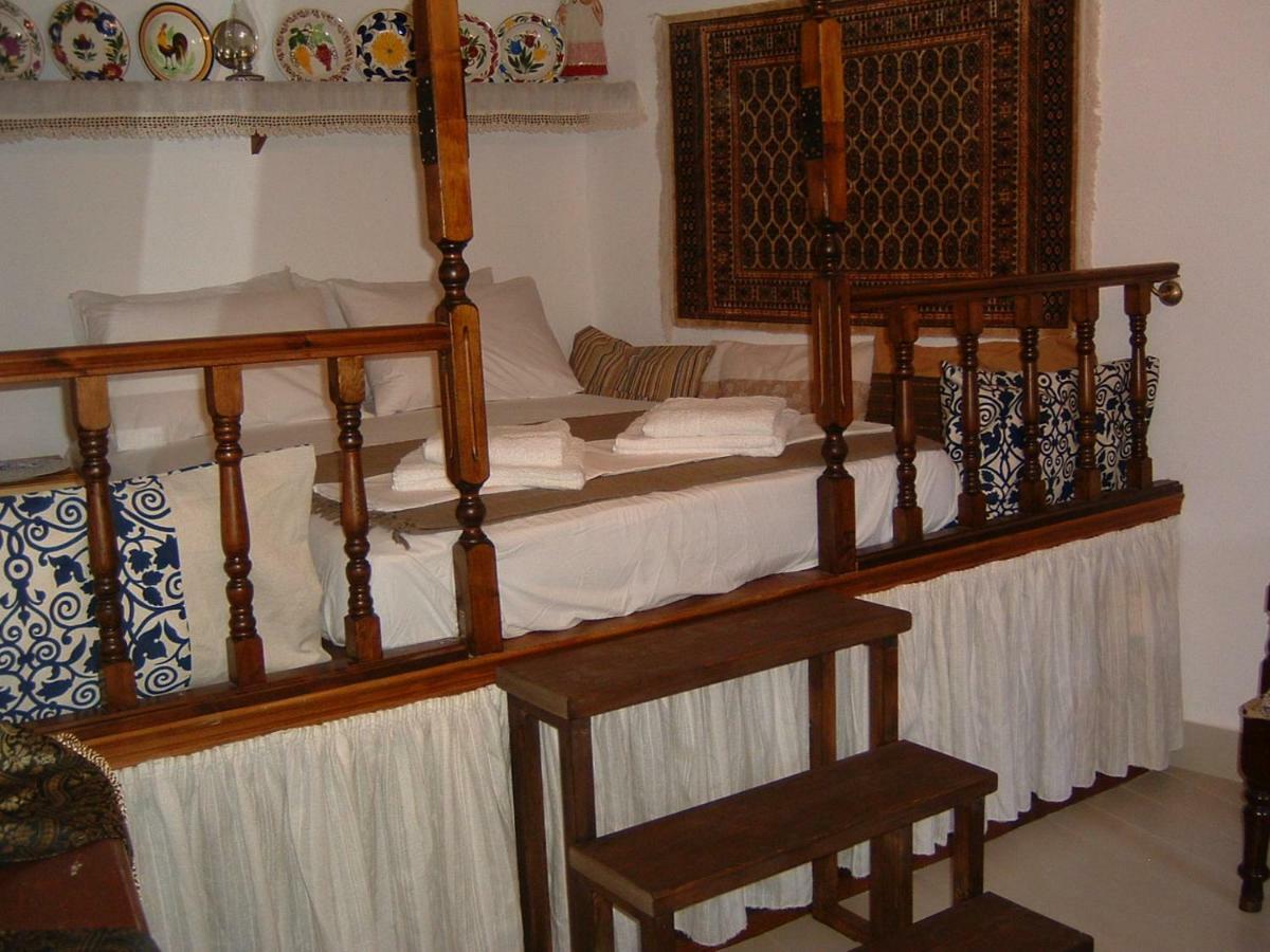 Yiayia'S Home Chalki Town Eksteriør billede