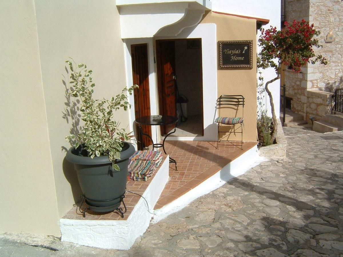 Yiayia'S Home Chalki Town Eksteriør billede