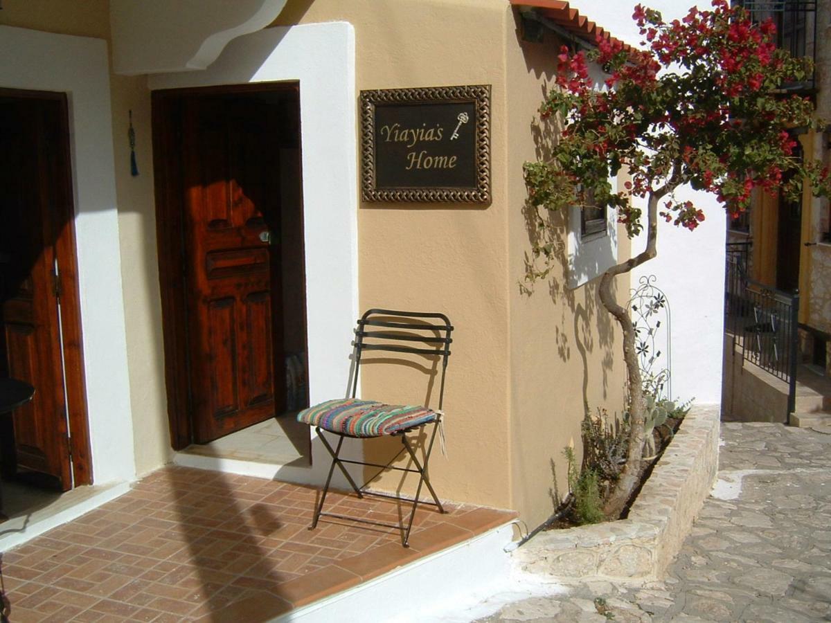 Yiayia'S Home Chalki Town Eksteriør billede